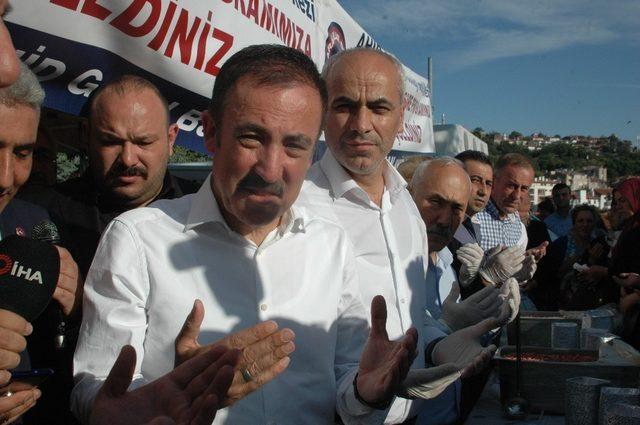 Ankaralılar ve Ankara’ya Hizmet Edenler Derneği vatandaşlara aşure dağıttı