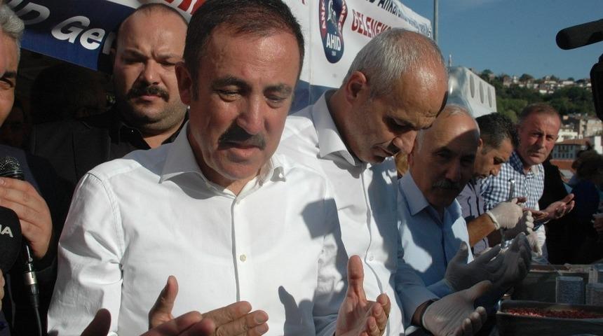 Ankaralılar ve Ankara’ya Hizmet Edenler Derneği vatandaşlara aşure dağıttı