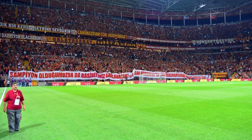 Galatasaray taraftarı, Kasımpaşa maçında 3 dakika sessiz kalıp TFF'yi protesto etti