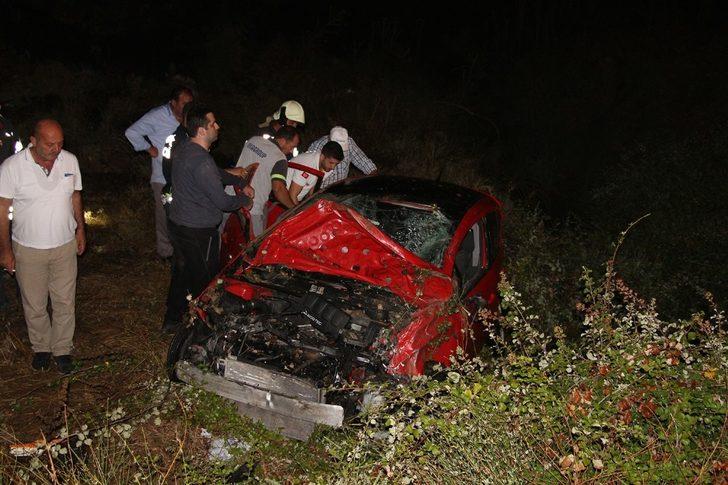 Köpeğe çarpan otomobil kanala uçtu: 1’i ağır 2 yaralı G1