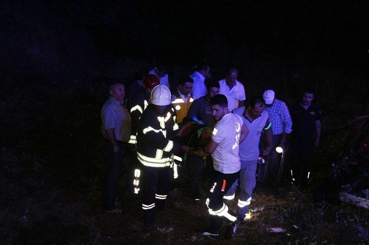 Köpeğe çarpan otomobil kanala uçtu: 1’i ağır 2 yaralı G3