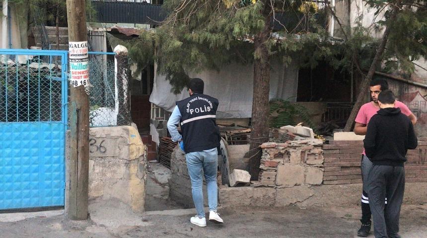 Eski eşiyle birlikte yaşayan adamı öldürdü