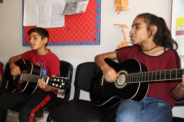 Suriyeli çocuklar savaşın izlerini müzikle siliyor
