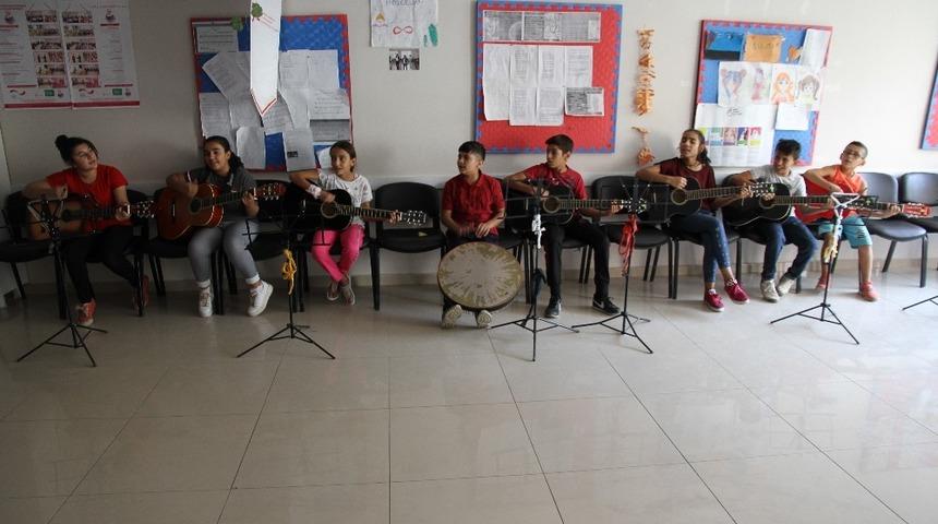 Suriyeli &ccedil;ocuklar savaşın izlerini m&uuml;zikle siliyor