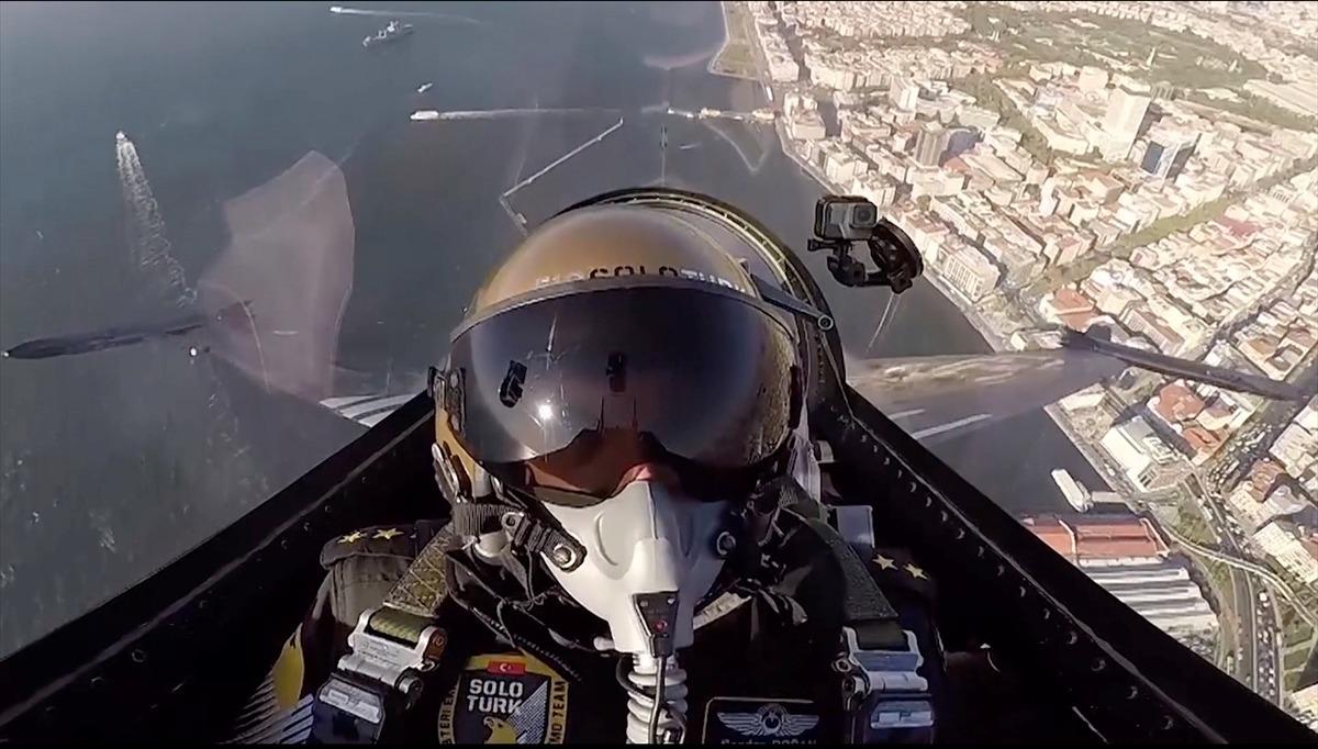İzmir'de Solot&uuml;rk nefes kesti! Kokpitten &ccedil;ok &ouml;zel g&ouml;r&uuml;nt&uuml;ler