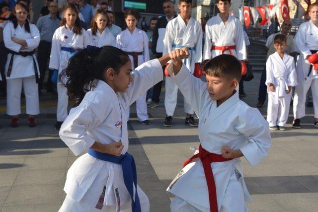 İzmit’in merkezinde karate şov