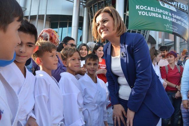 İzmit’in merkezinde karate şov