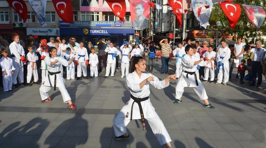İzmit&rsquo;in merkezinde karate şov