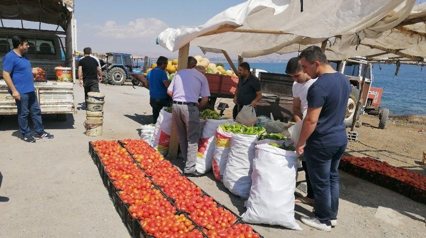 Yol kenarında satılan organik &uuml;r&uuml;nler ilgi g&ouml;r&uuml;yor
