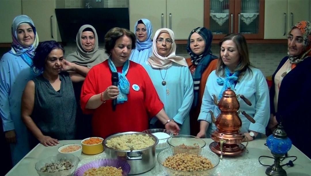 &lsquo;Mavi Fularlılar&rsquo;dan aşure yapımı ve dağıtımı