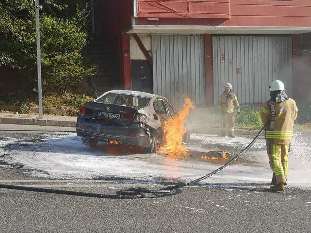 Maltepe'de kaza sonrası otomobil alev alev yandı