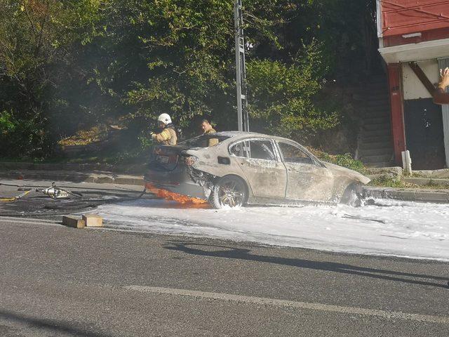 Maltepe'de kaza sonrası otomobil alev alev yandı