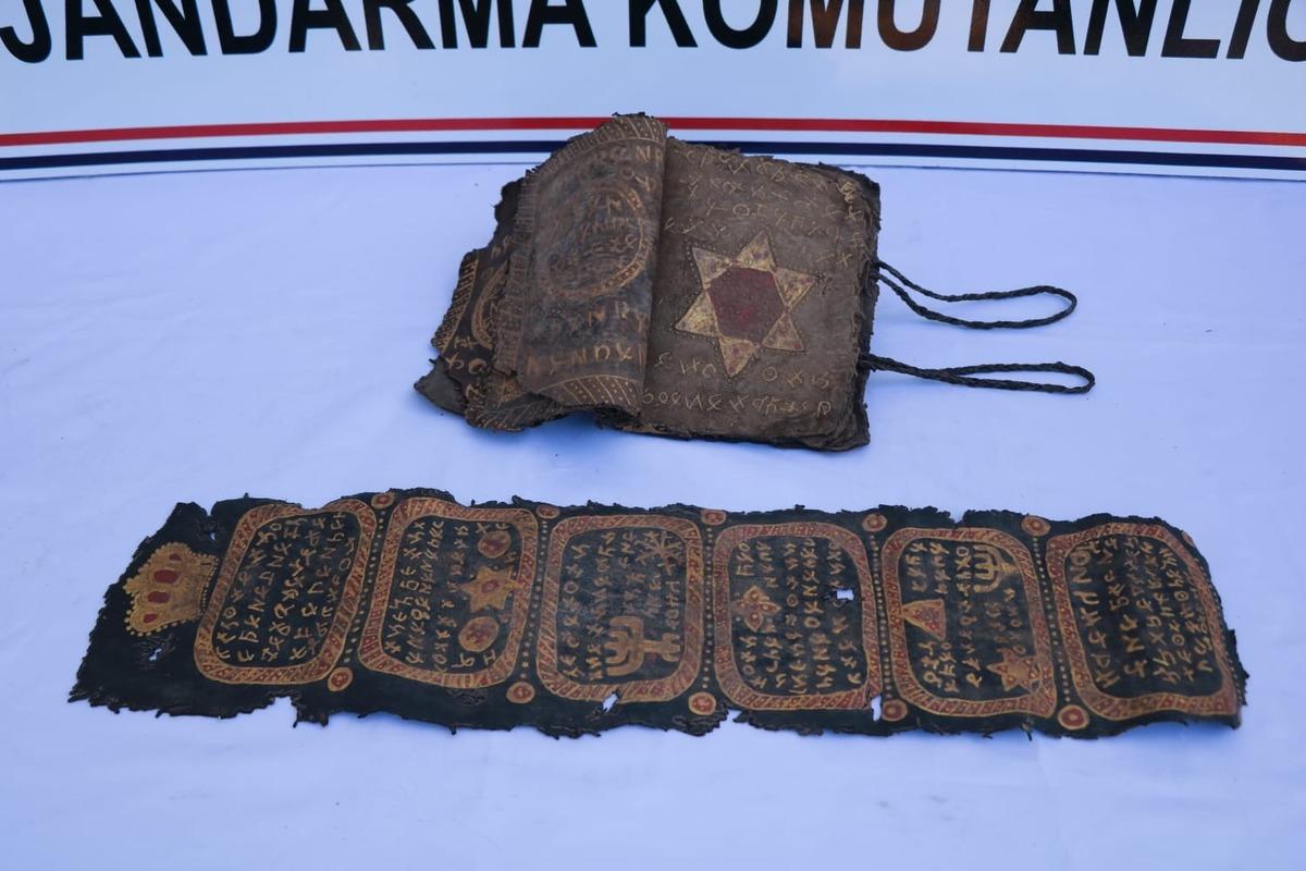 Diyarbakır&rsquo;da 800 yıllık İncil ve İbranice işlenmiş ferman ele ge&ccedil;irildi