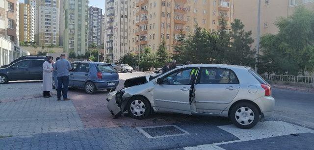 Çarpışan otomobiller kaldırıma çıktı: 2 yaralı