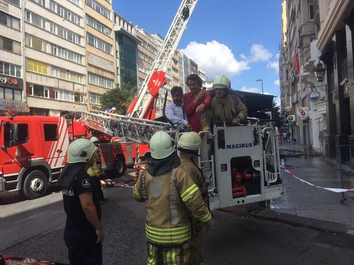 Şişli'de iş merkezinde korkutan yangın G3