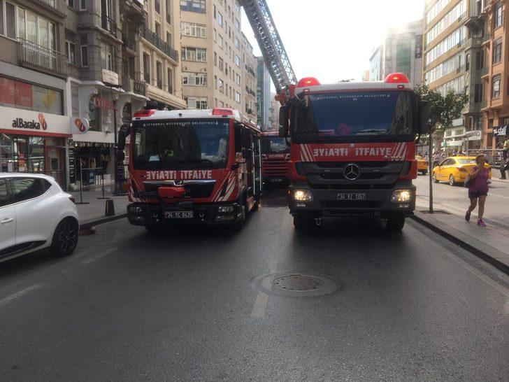 Şişli'de iş merkezinde korkutan yangın G1