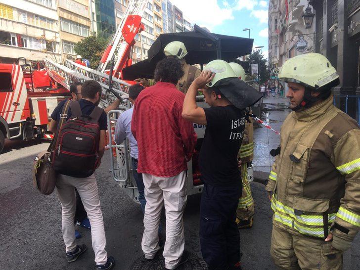 Şişli'de iş merkezinde korkutan yangın G4