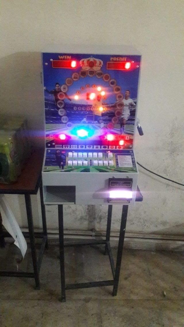 Polis oyun makinelerine el koydu 1