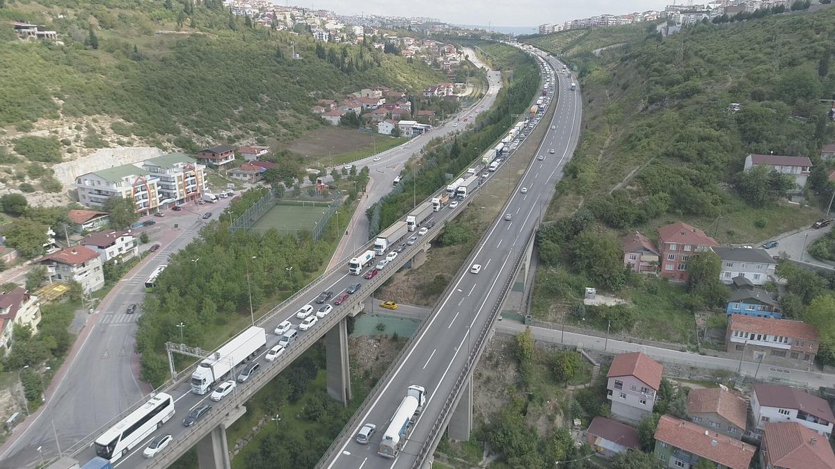 TEM'de zincirleme kaza! Uzun ara&ccedil; kuyrukları oluştu