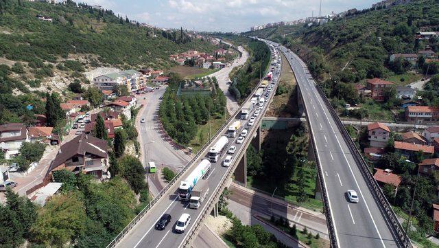 TEM'de tünelde 4 otomobil çarpıştı, kilometrelerce kuyruk oluştu