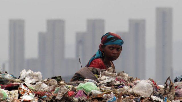 Çöplükte fakir bir Hintli