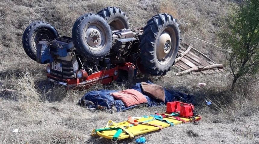 Kontrolden &ccedil;ıkan trakt&ouml;r devrildi: 1 &ouml;l&uuml;, 1 yaralı