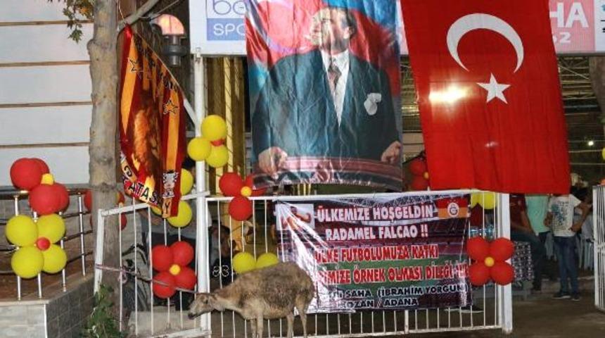 'Falcao gelirse kurban keseceğim' diyen esnaf, sözünü yerine getirdi