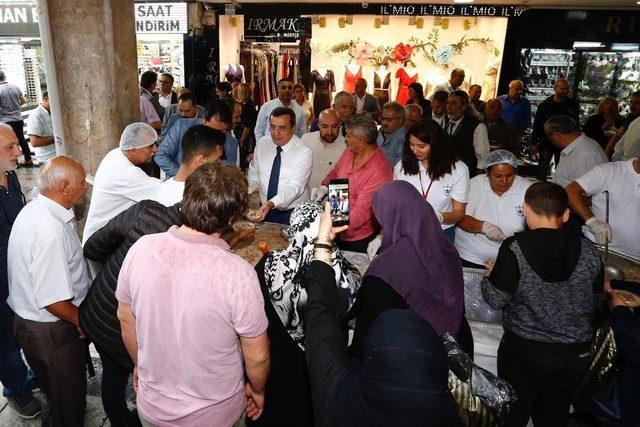 Batur’dan Konak’a aşure ikramı