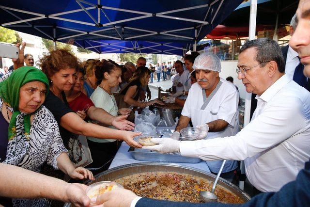 Batur’dan Konak’a aşure ikramı