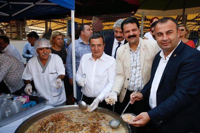 Batur’dan Konak’a aşure ikramı