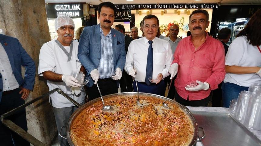 Batur&rsquo;dan Konak&rsquo;a aşure ikramı