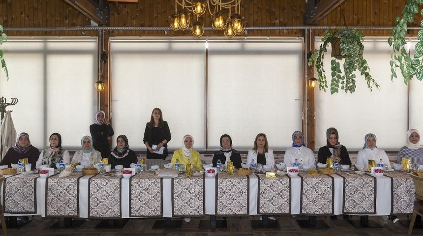 Başkan Büyükkılıç’ın eşi Dr. Necmiye Büyükkılıç, Şehir Protokolünün eşlerine KAYMEK’i anlattı