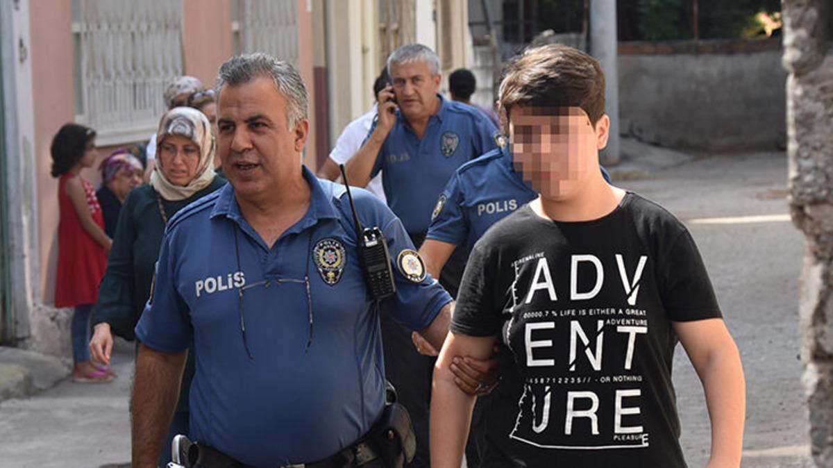 Korkun&ccedil; olay! Annesiyle tartışan babasını bı&ccedil;aklayarak &ouml;ld&uuml;rd&uuml;