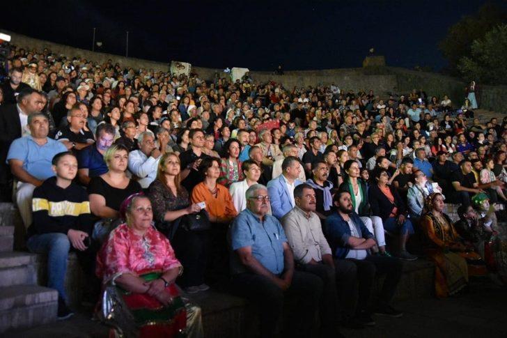 Edremit’te renkli defile G4