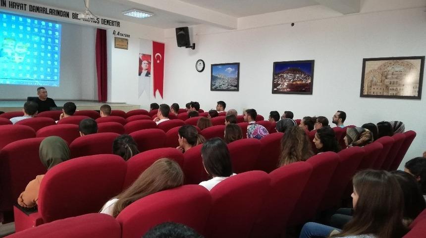 İl&ccedil;e milli eğitim m&uuml;d&uuml;r&uuml; aday &ouml;ğretmenlere seminer verdi