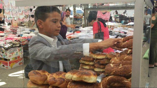 Takım elbisesiyle tezgah başına geçip, okul harçlığı için simit satıyor