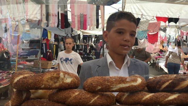 Takım elbisesiyle tezgah başına geçip, okul harçlığı için simit satıyor