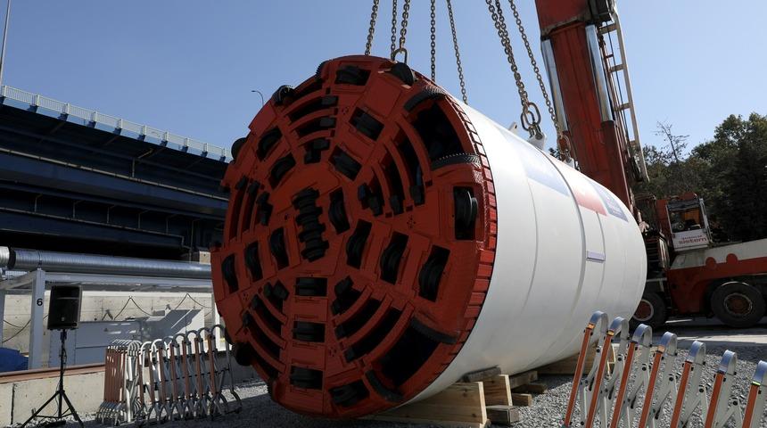 Ayvalıdere Yağmur Suyu T&uuml;neli'ne t&uuml;nel a&ccedil;ma makinesi indirildi