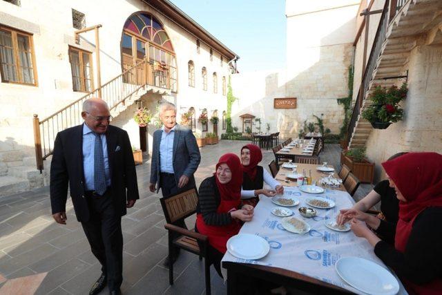 Başkan Tahmazoğlu, Bosna Hersek gezisinden dönen öğrencilerle buluştu