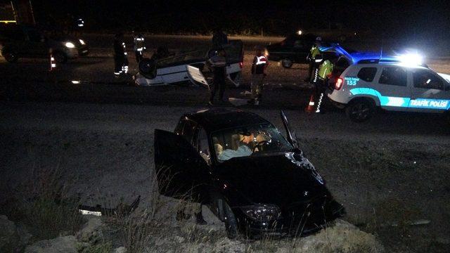 Tokat’ta karşı yöne geçerek çarpışan otomobil ters döndü: 5 yaralı