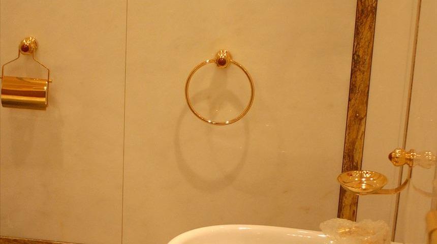 İngilizler şokta! Saraydan milyon değerinde altın klozet çalındı