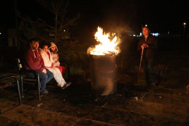 Çankırı'da vatandaşlar geceyi dışarıda geçirdi G3