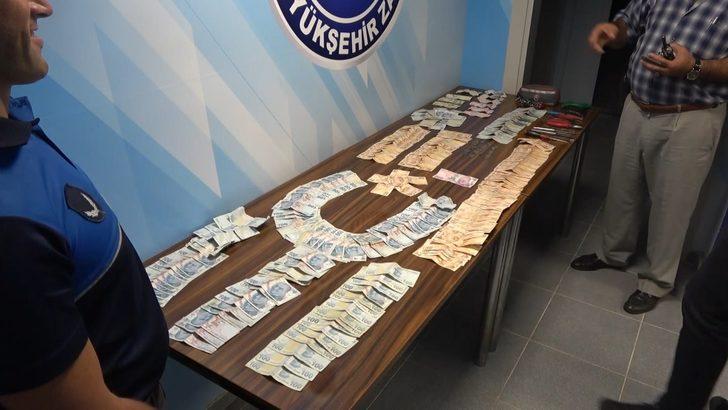 Dilencinin üzerinden çıkan para şaşkına çevirdi G1