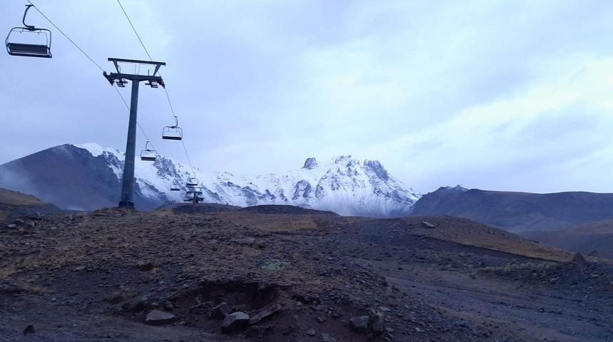 Erciyes Dağı'na mevsimin ilk karı yağdı