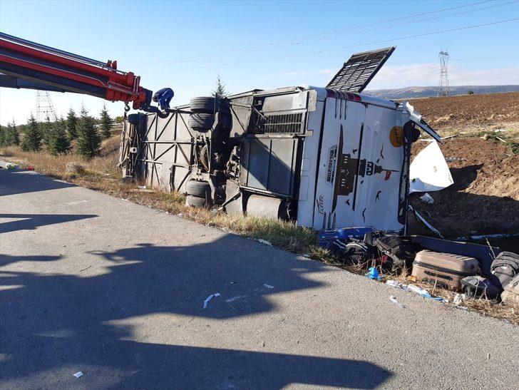 Son dakika: Afyonkarahisar'da yolcu otobüsü devrildi! Ölü ve yaralılar var G2
