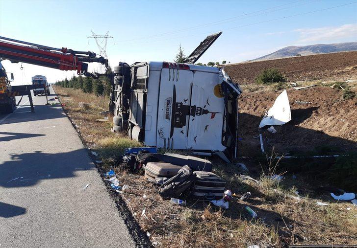 Son dakika: Afyonkarahisar'da yolcu otobüsü devrildi! Ölü ve yaralılar var G3