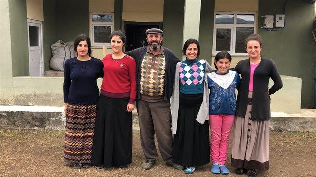 7 kız babası çobanlık yaparak çocuklarını okutuyor