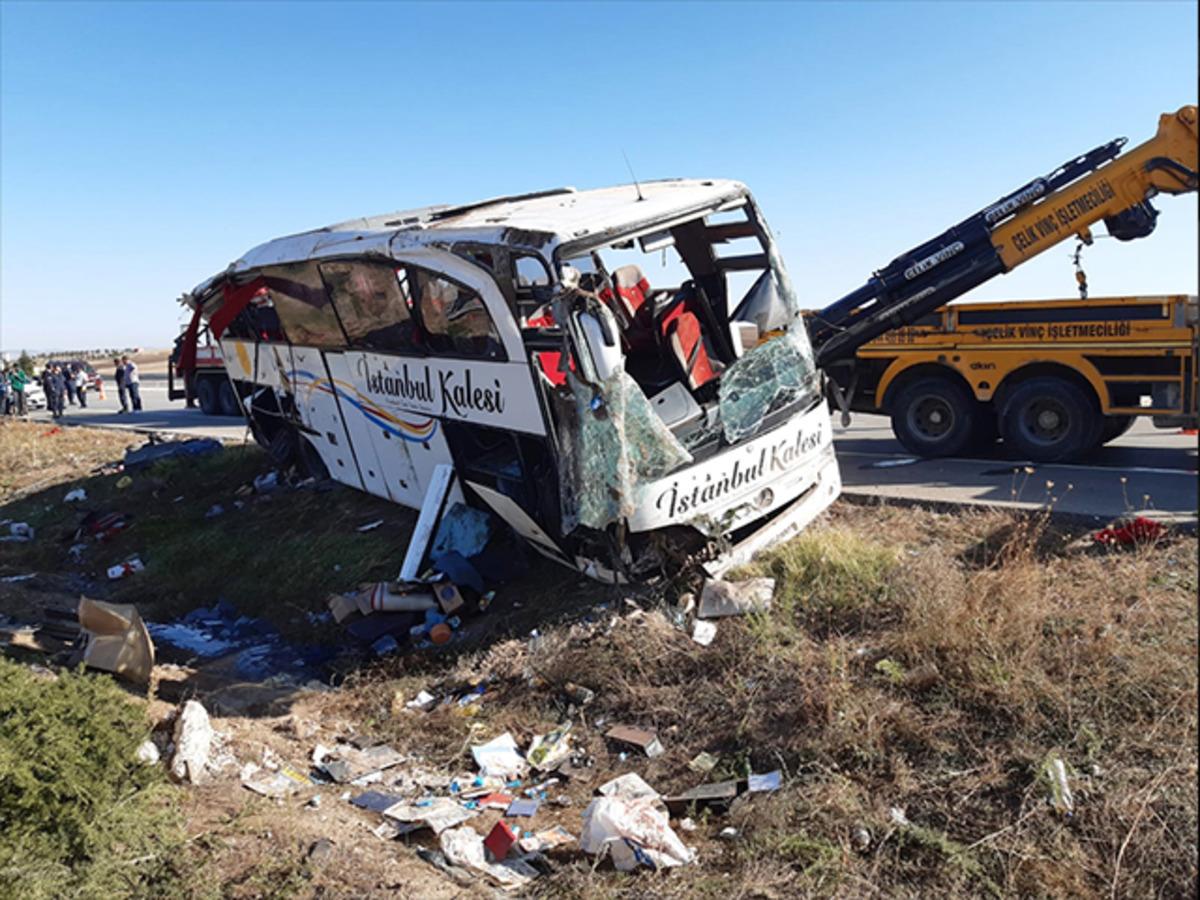 Son dakika: Afyonkarahisar'da yolcu otob&uuml;s&uuml; devrildi! &Ouml;l&uuml; ve yaralılar var