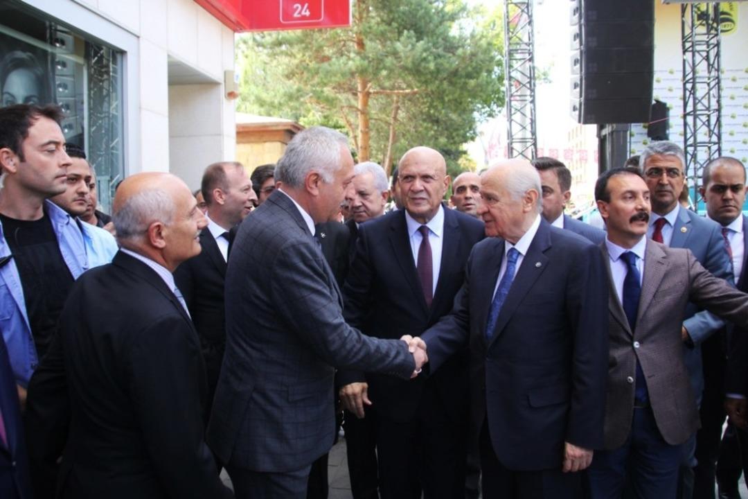MHP lideri Bah&ccedil;eli Bayburt Belediyesini ziyaret etti