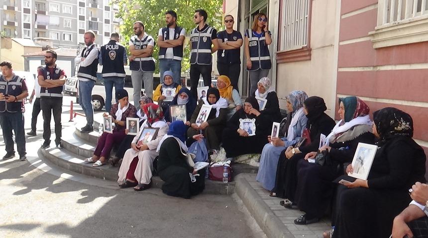 Taraftar gruplarından Diyarbakır'daki annelere ortak destek